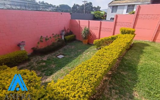Vistas de Santo Tomás: Casa con Estudio y Balcón en Santa Lucía